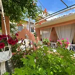 Mantarini Cottage